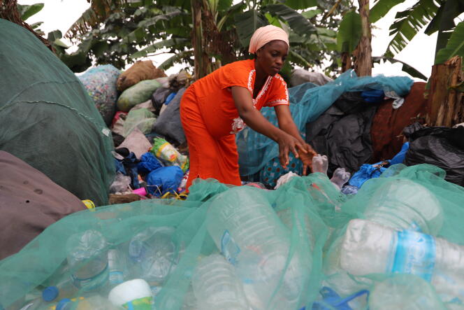 Namizata Cissé est collectrice de déchets plastique à Abidjan : elle trie et revend ses ballots à des intermédiaires qui les acheminent dans les usines de transformation.