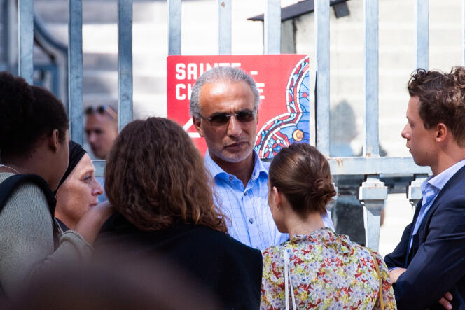 L’islamologue suisse Tariq Ramadan (au centre) à sa sortie du Palais de justice de Paris, le 30 août.