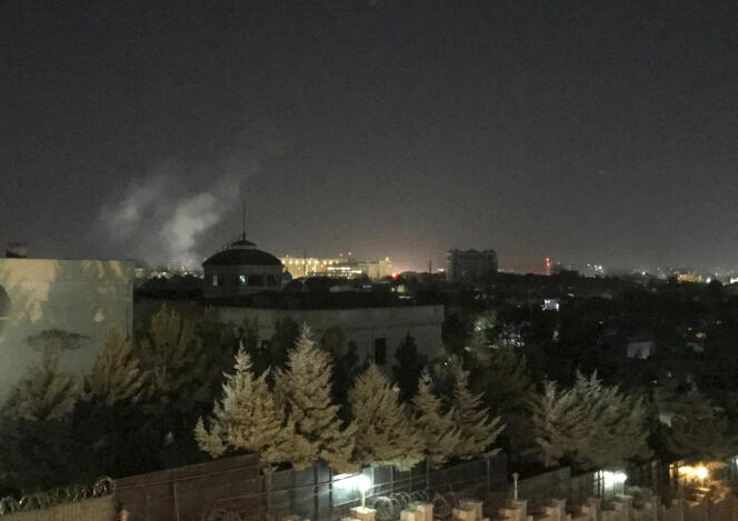 Un nuage de fumée s’élève aux abords de l’ambassade des Etats-Unis à Kaboul, après un tir de roquette, le 11 septembre.