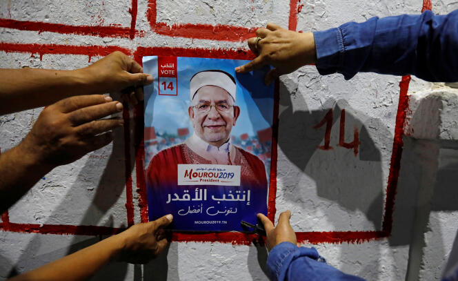 Affiche électorale d’Abdelfattah Mourou, candidat d’Ennadha au scrutin présidentiel, à Tunis, le 2 septembre.