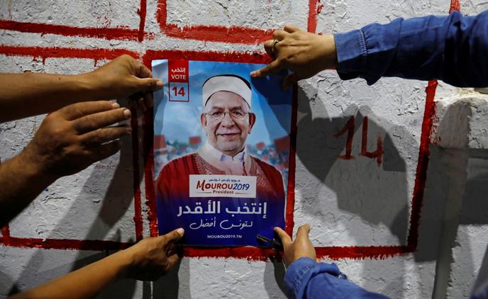 Une affiche du candidat du parti islamiste Ennahda à la présidentielle tunisienne, Abdelfattah Mourou, à Tunis, le 2 septembre.