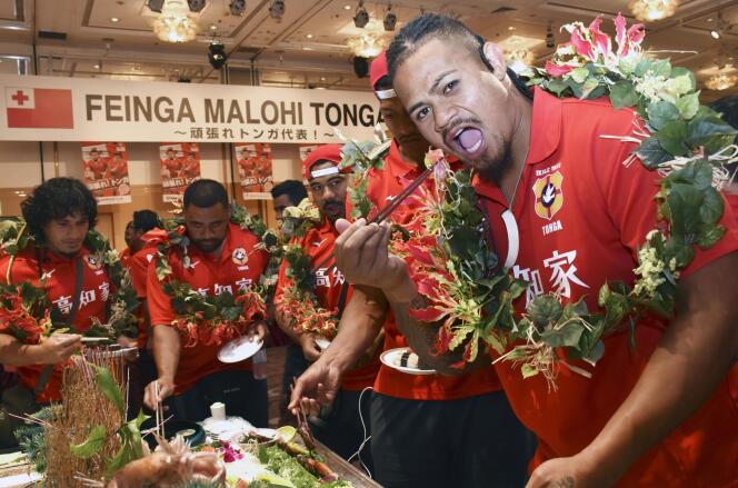 La sélection des Tonga en pleine dégustation de sashimis, le 9 septembre, dans leur camp de base japonais de Kochi.