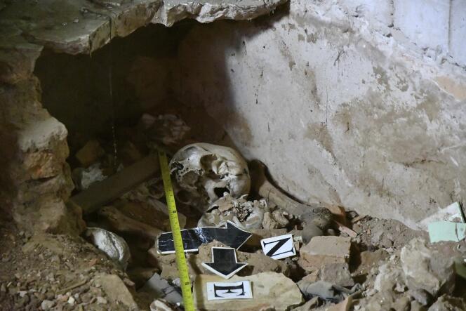 Les restes humains ont été retrouvés sous le sol de la cuisine.