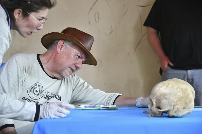 Rogelio Goiburu, président de la  Commission vérité, justice et réparation, examine un crâne découvert dans l’une des maisons de l’ancien dictateur Alfredo Stroessner.