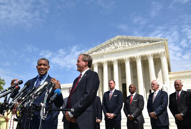 Les procureurs des Etats fédérés, dont Ken Paxton (deuxième en partant de la gauche), à Washington, le 9 septembre.