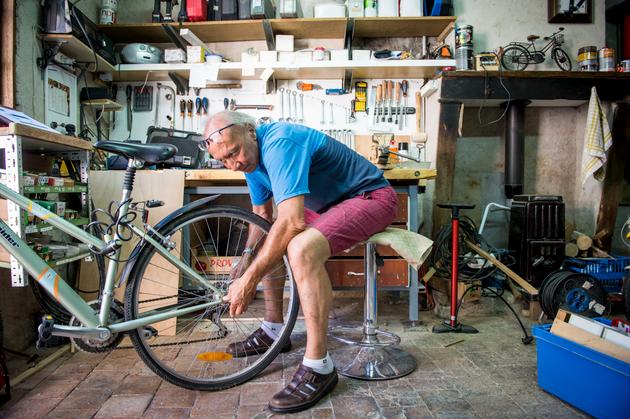 Alain Ferhat, l’un des membres de l'atelier participatif de réparation de vélos et petit éléctroménager, qui jouxte le café La Baleine, le 26 août.