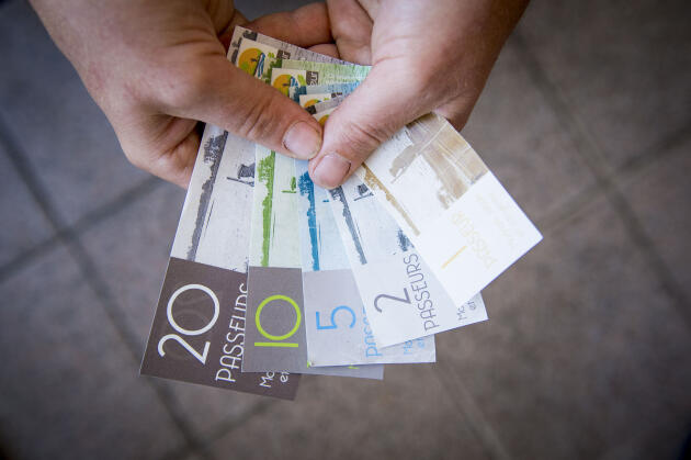 Des billets de la monnaie locale, « Le passeur ».