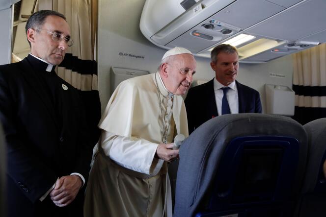 Le pape François lors du voyage de retour après son passage dans trois pays africains de l’océan Indien, mardi 10 septembre.