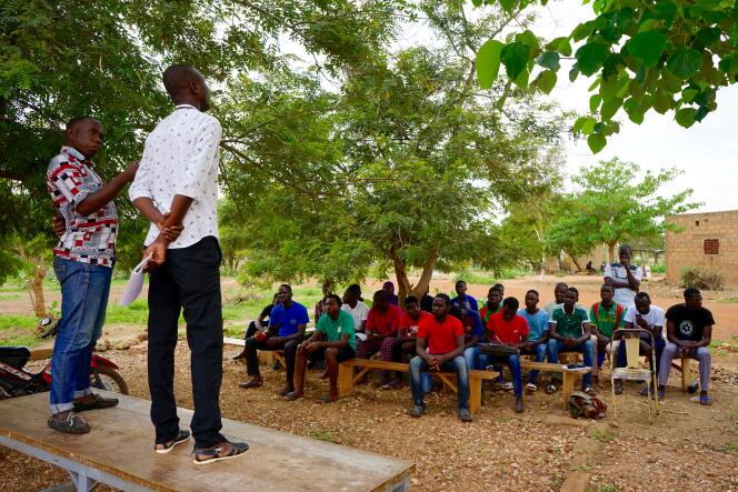 Comme chaque dimanche, les étudiants de la cité universitaire de Kossodo, à Ouagadougou, se rassemblent pour débattre des sujets d’actualité. Face à la montée de la menace terroriste, la colère et l’incompréhension s’expriment.