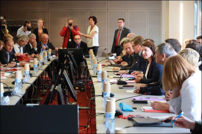 Agnès Buzyn (à droite au centre), ministre de la santé, lors d’une réunion avec les professionnels de santé et des urgences, pour présenter le plan d’urgence, à Paris, lundi 9 septembre.