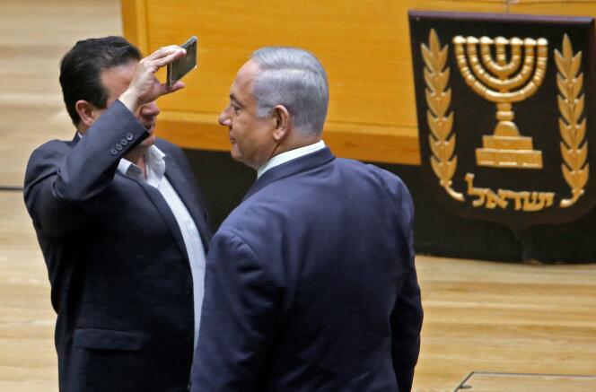 Le député arabe israélien Ayman Odeh braque son téléphone face au visage du premier ministre Benyamin Nétanyahou, afin de dénoncer sa volonté d’autoriser les militants du Likoud à filmer les électeurs dans les quartiers arabes, le 11 septembre à la Knesset.