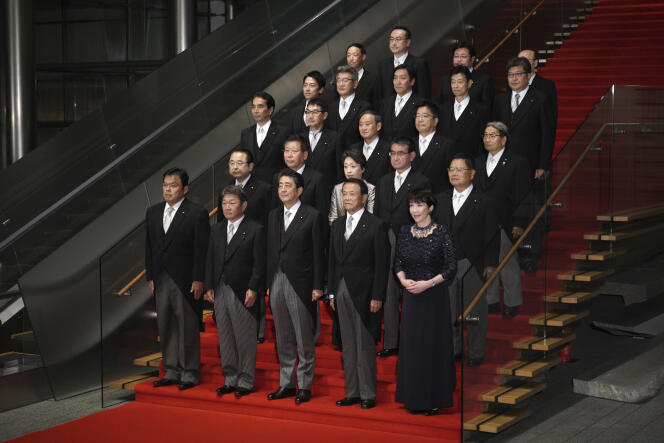 Tokyo, mercredi 11 septembre. Le premier ministre japonais Shinzo Abe (premier rang au centre) et son nouveau gouvernement.