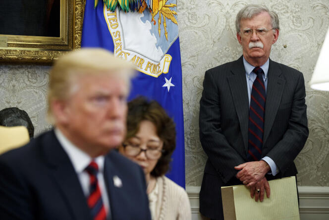 John Bolton (à droite), dans le bureau Ovale, à Washington, le 22 mai 2018.