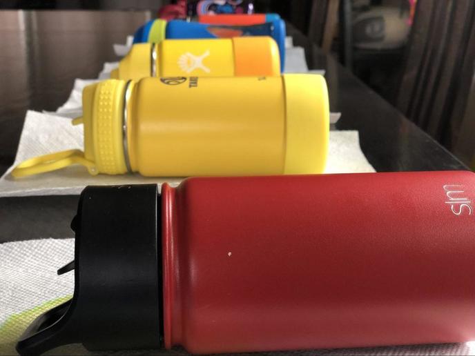 Nous avons rempli les gourdes avec de l’eau teintée de colorant alimentaire. Puis, nous les avons couchées sur du papier absorbant le temps d’une nuit, pour voir si du liquide s’en échappait.