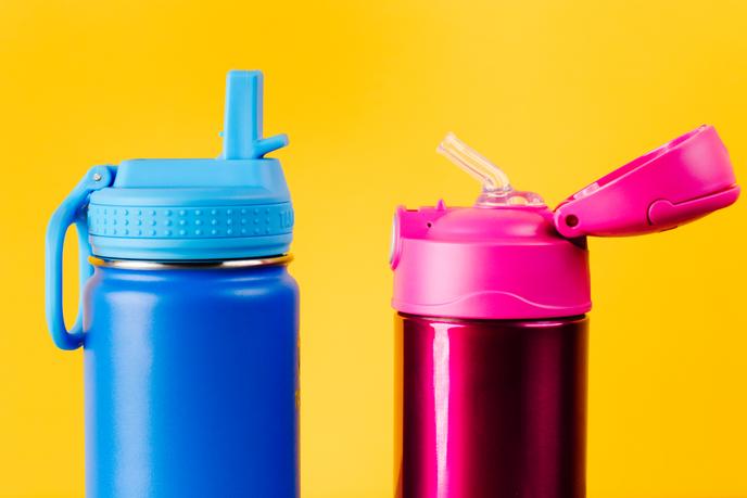 La Takeya (à gauche) est équipée d’un couvercle à bec, plutôt que d’une paille comme la gourde Thermos. L’eau coule ainsi plus vite et plus librement. Elle se prête donc mieux aux enfants un peu plus grands.