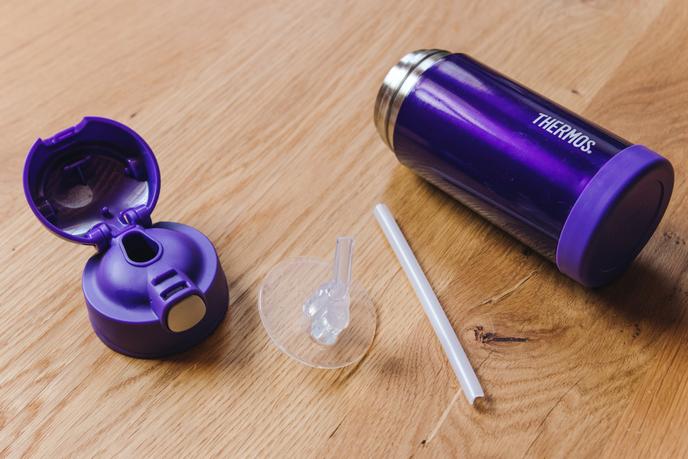 La Thermos Funtainer est composée de quatre pièces, qui passent toutes au lave-vaisselle dans le panier supérieur. Mais le fabricant recommande de les nettoyer à la main.