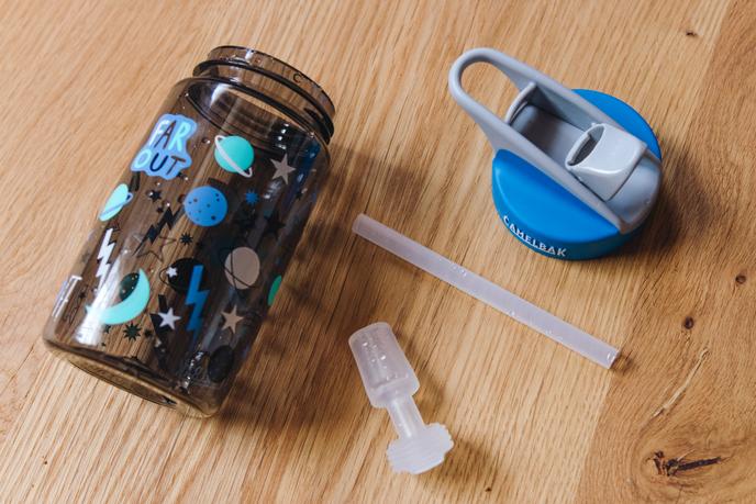 La CamelBak Eddy Kids se démonte facilement et compte quatre morceaux, qui peuvent se placer dans le panier supérieur du lave-vaisselle.