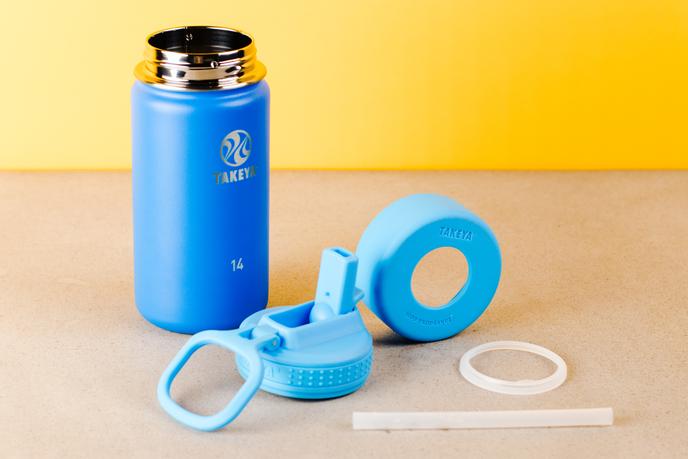 La Takeya se démonte en quatre pièces principales : le couvercle, le joint d’étanchéité, la paille et le flacon. On peut aussi retirer le pare-choc en silicone à la base de la bouteille si on souhaite nettoyer en-dessous.