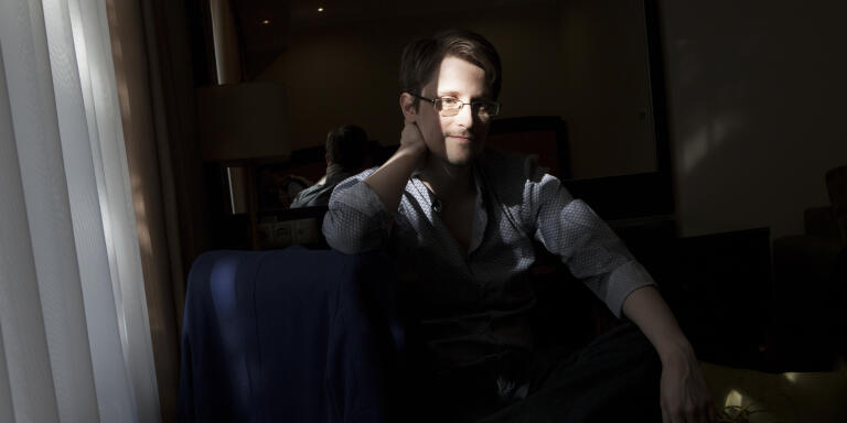 Portrait de Edward Snowden dans une chambre d'hôtel à Moscou le 17 septembre 2015 

Edward Snowden, est un informaticien américain, ancien employé de la Central Intelligence Agency ( CIA ) et de la National Security Agency ( NSA )