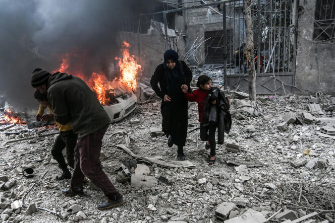 Des civils courent se mettre à l’abri après des frappes aériennes sur la ville de Hamouria, Ghouta orientale, 6 janvier 2018.