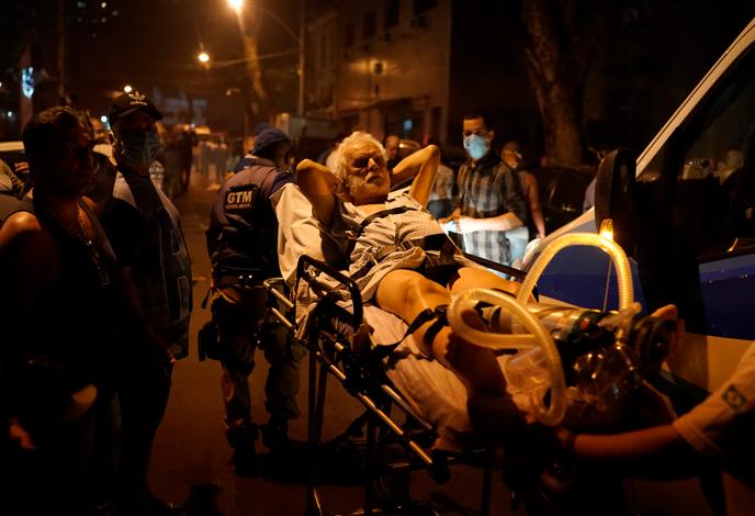 El incendio obligó a muchos pacientes del hospital a ser evacuados en camillas.