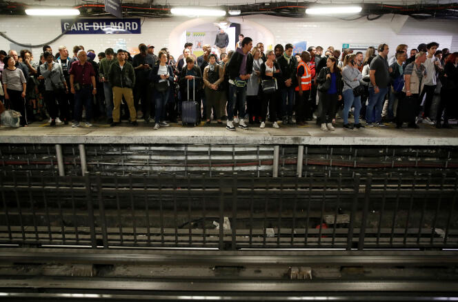 Des passagers attendent un métro à la gare du Nord, le 13 septembre.
