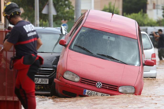 Enchevêtrement de voitures après des inondations à Los Alcazares en Espagne, le 13 septembre.