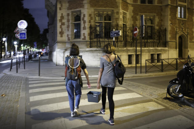 L’initiative regroupe des femmes qui participent à leur première action de rue et d'autres qui en sont plus coutumières, comme Adélie et Solène.