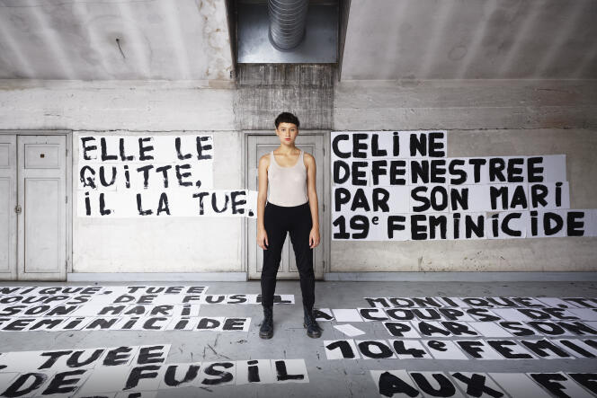 Léa, étudiante en théâtre, fait partie des militantes qui affichent des messages dans les rues de Paris pour rendre visibles les victimes de féminicides.
