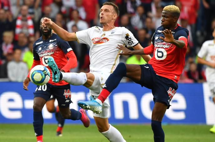 El delantero de Losc de Nigeria, Victor Osimhen (camiseta roja), también consiguió un quinto gol de liga contra Angers en Lille el 13 de septiembre.