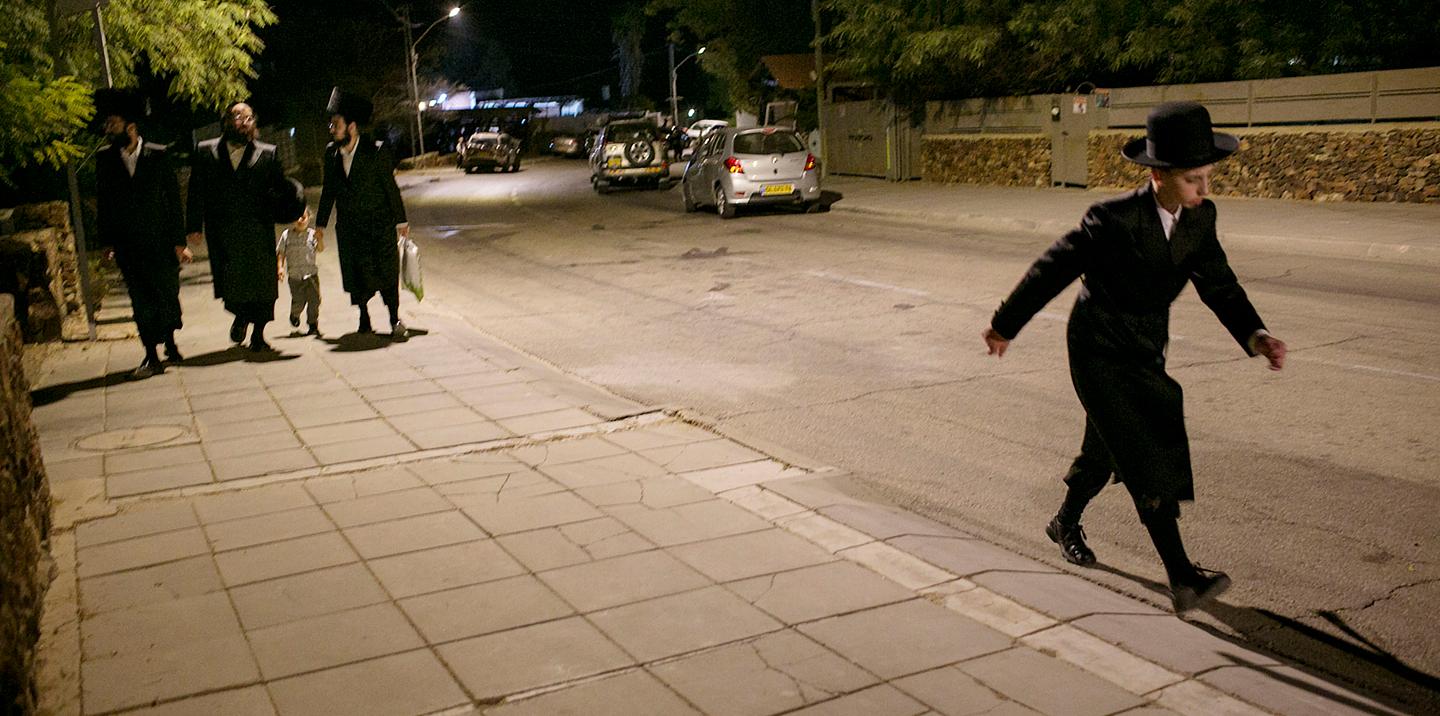 AMNON GUTMAN POUR « LE MONDE » Members of the Gur orthodox jewish community of the city of Arad, heading back home on a Saturday night after praying in a synagogue buliding that is not officialy recognaized by the city municaipality as synagogue.