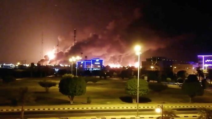 Image publiée sur les réseaux sociaux de l’incendie, le 14 septembre, de l’installation d’Aramco à Abqaiq, en Arabie saoudite.