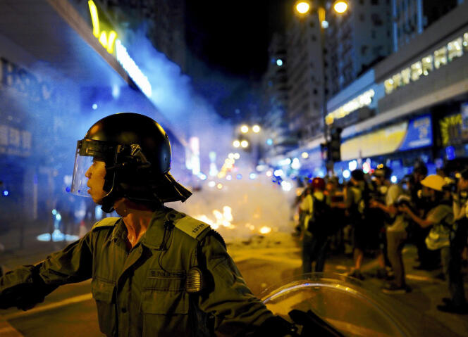 Des agents de police anti-émeutes pendant une manifestation à Hongkong, le 6 septembre.