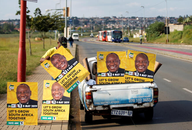Pose d’affiches en faveur du président sud-africain, Cyril Ramaphosa, en mars, à Soweto, près de Johannesburg.
