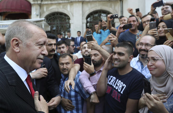 Le président turc Recep Tayyip Erdogan s’adresse à ses soutiens après la prière du vendredi à Istanbul, le 13 septembre.