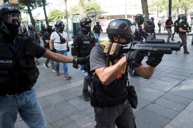 Un policier uilise un LBD au cours d’une manifestation de « gilets jaunes » à Nantes, en septembre.