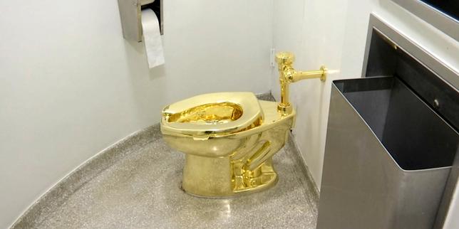Les toilettes en or massif de l’artiste Maurizio Cattelan volées dans un palais anglais