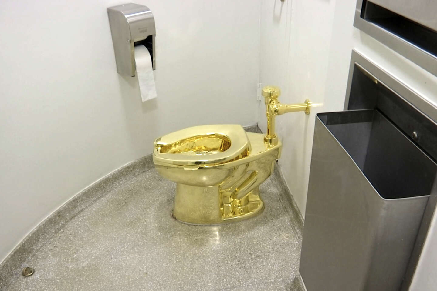 Les toilettes en or massif de l'artiste Maurizio Cattelan volées dans un  palais anglais