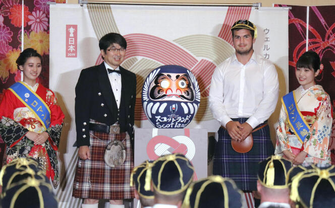Le maire de Nagasaki, Mayor Tomihisa Taue, et le capitaine du de l’équipe d’Ecosse de rugby, Stuart Mcinally, durant une cérémonie d’accueil du XV au Chardon à Nagasaki, dimanche 15 septembre 2019.