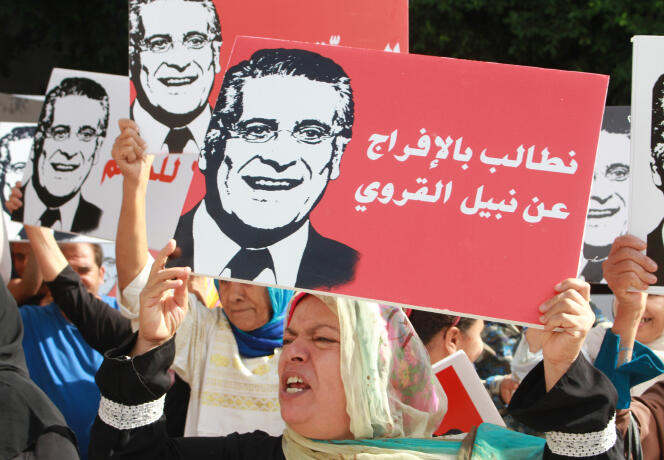 Des partisans de Nabil Karoui brandissent des affiches du candidat emprisonné, à Tunis, le 3 septembre 2019.