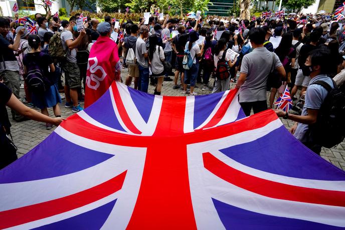 A Hongkong, des manifestants tiennent un immense drapeau britannique devant le consulat britannique, dimanche 15 septembre.