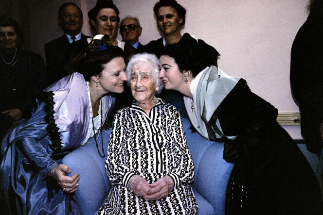 Deux Arlésiennes embrassent Jeanne Calment, le 21 février 1989, à Arles.