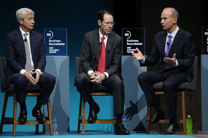 Jamie Dimon, Randall Stephenson et Dennis Muilenburg, respectivement patrons de JP Morgan Chase, AT&T et Boeing, lors d’une réunion de Business Roundtable, à Washington, en décembre 2018.