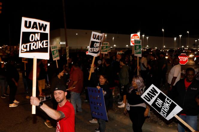 Des salariés de General Motors sont en grève à Flint, dans le Michigan, le 16 septembre. Le syndicat américain United Auto Workers (UAW) a appelé les employés du constructeur américain à cesser le travail.