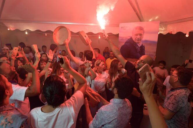 Des partisans du candidat à la présidentielle Nabil Karoui célèbrent les résultats du premier tour, à Tunis, le 15 septembre.
