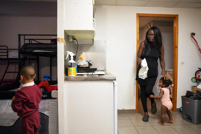 La famille Doumbia vit dans une pièce unique dela résidence hôtelière Paris Noisy depuis un an. A Noisy-le-Grand (Seine-Saint-Denis), le 12 septembre.