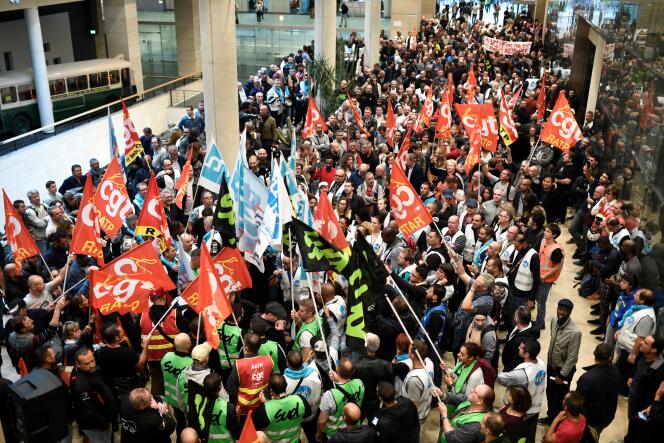 Des membres du syndicat CGT se rassemblent à l’intérieur du siège de l’opérateur des transports publics parisiens La Maison de la RATP à Paris le 13 septembre 2019 lors d’une journée de grève des employés de la RATP contre le plan du gouvernement français de refonte du système de retraite du pays.