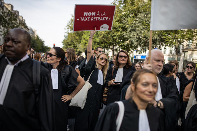 Des avocats manifestent contre la réforme des retraites, à Paris le 16 septembre.