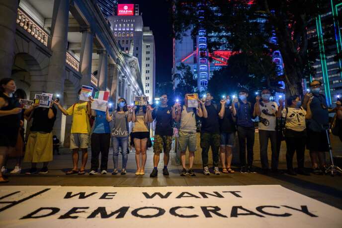 En août 2019, des militants prodémocratie se tiennent la main dans une rue de Hongkong.