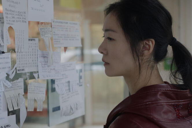 Dans « Les Fleurs amères », Qi Xi interprète Lina, venue à Paris dans l’espoir de trouver un travail pour subvenir aux besoins de sa famille restée en Chine.